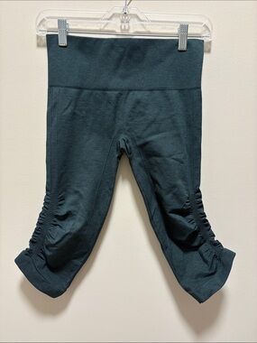 Lululemon Size 6 In The Flow Crop II Leggings Seamless Capri Ruched Yoga Green